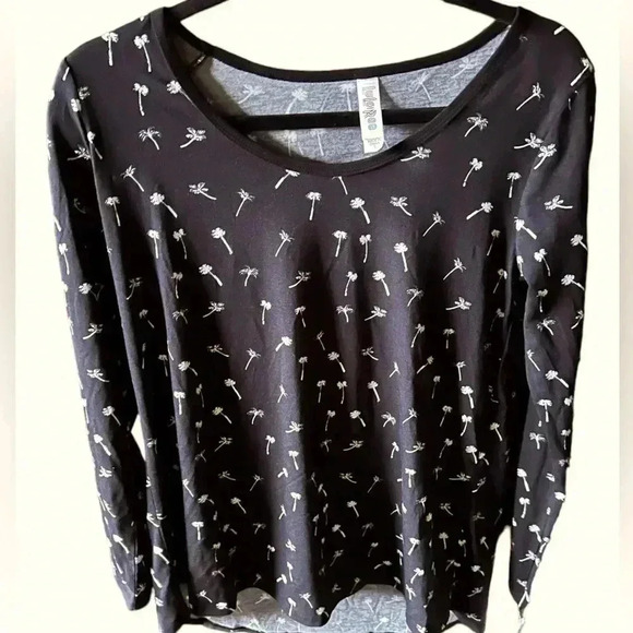 Lularoe small black long sleeve Lynnae t shirt with white palm trees! NWT - Picture 1 of 10